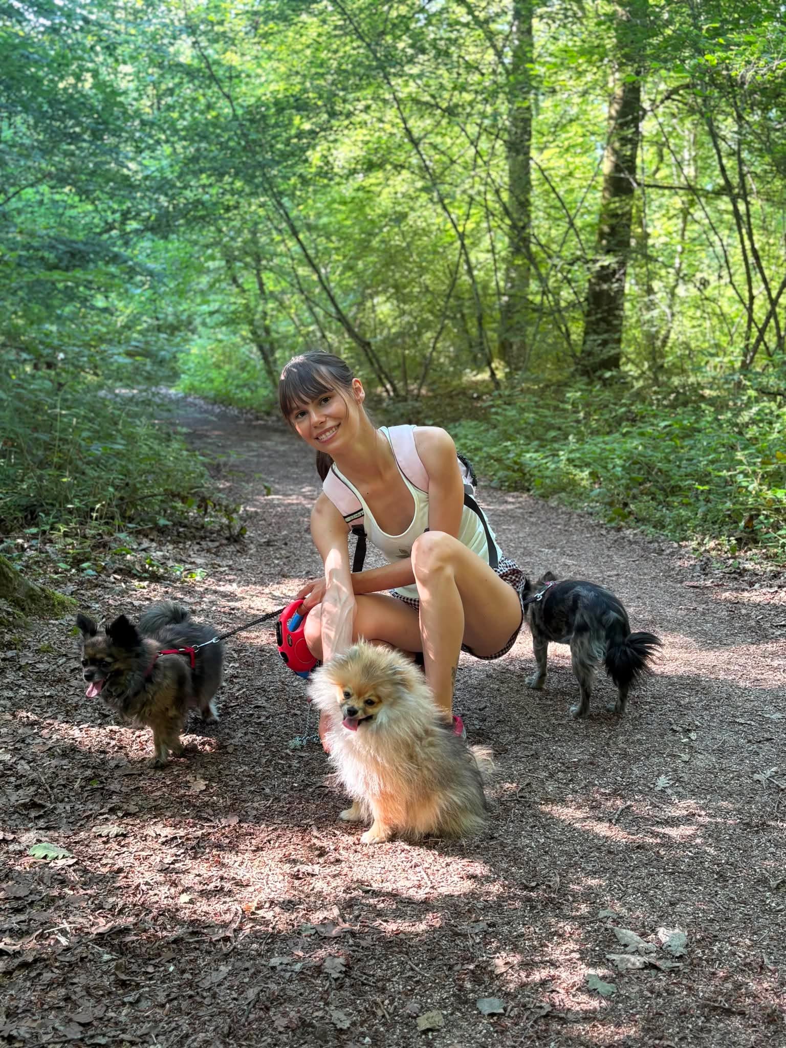 Léa, fondatrice de Main dans la Main Services, en balade avec des chiens près de Dole